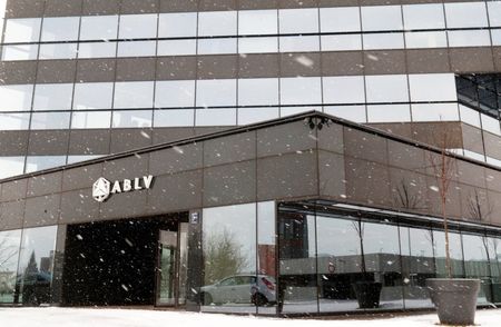 Pangajooks. Ootamatult peatati Läti suurpanga väljamaksed